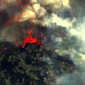 Kalifornijoje iš arti nufilmuotas ugniagesių sraigtasparnio darbas