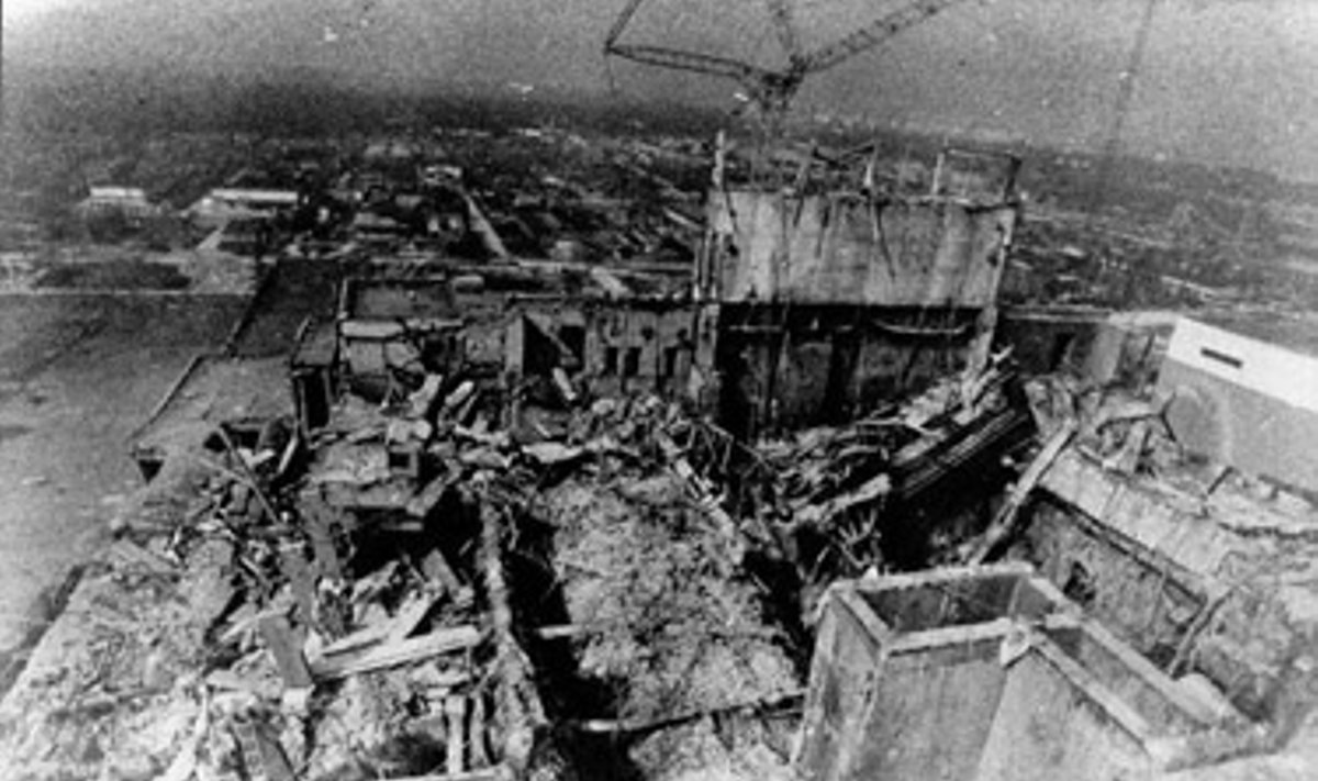 Černobylio katastrofa. Nuotraukoje - sprogimo suniokotas reaktorius. 
