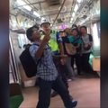 Indonezijos traukinyje keleivis atsikratė gyvatės