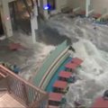 Nufilmuota, kaip Nebraskoje potvynio banga išdaužė ligoninės kavinės langus