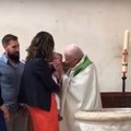 Prancūzijoje nuo pareigų nušalintas krikštijamam kūdikiui smogęs kunigas