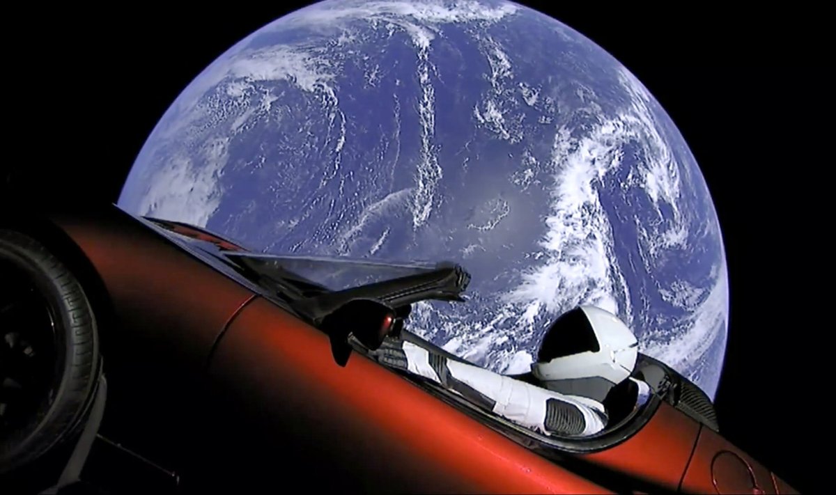 Starman „Tesla Roadster“ automobilyje