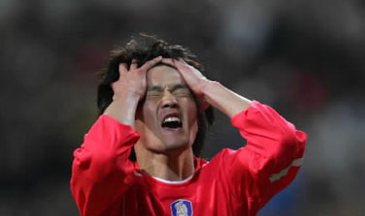 Pietų Korėjos futbolininkas ką tik praleido priešininkų įvartį draugiškose rungtynėse. 