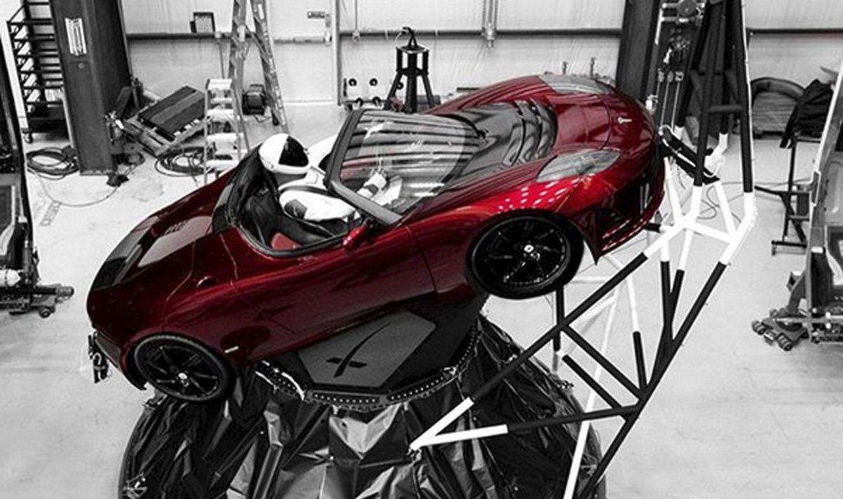 Starman „Tesla Roadster“ automobilyje