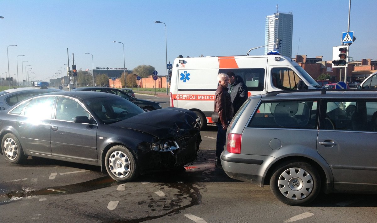 Klaipėdoje sugedus šviesoforams, susidūrė du automobiliai