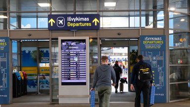 Спустя 10 лет вернулся рейс Вильнюс-Краков: пассажиров в Вильнюсе угощали польской шарлоткой