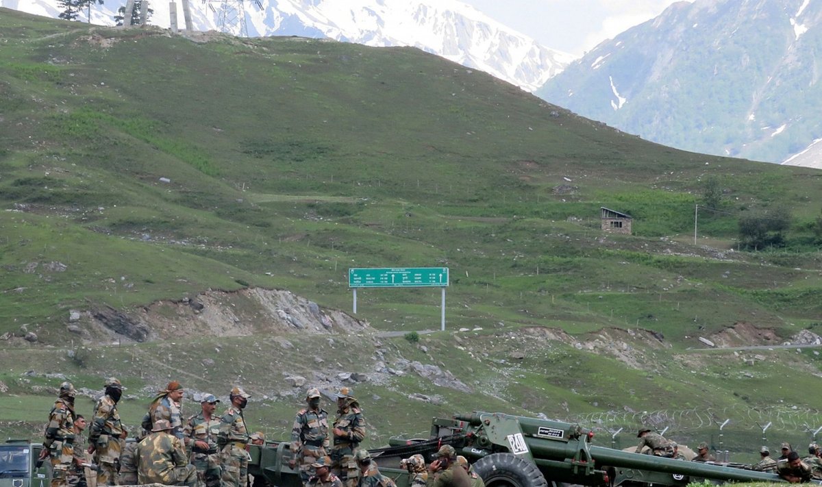 Indijos kariuomenė skelbia apie 20 savo karių žūtį per susirėmimus pasienyje su Kinija