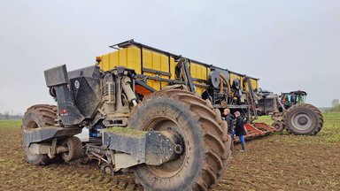 Traktoriaus ir kombaino hibridas – kada bus Lietuvos laukuose ir ką pakeis