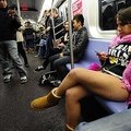 Niujorko metro tūkstančiai žmonių vėl važiavo be kelnių