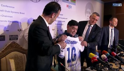 Diego Maradona ir Valdas Ivanauskas (dešinėje šalia)