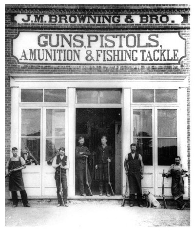 J.M.Browningas su broliais prie tėvo parduotuvės. 1882 metai. 