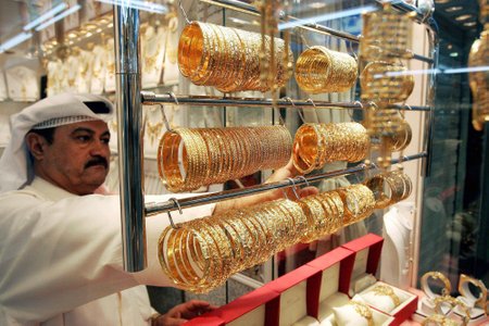 Kuveito juvelyras tvarko savo prekes