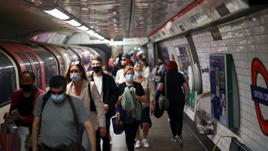 Niūri britų mokslininkų prognozė dėl koronaviruso pandemijos: vienu metu smogs triguba grėsmė