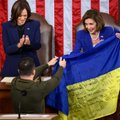 Zelenskis perdavė JAV Kongresui nuo Bachmuto gynėjų Ukrainos vėliavą