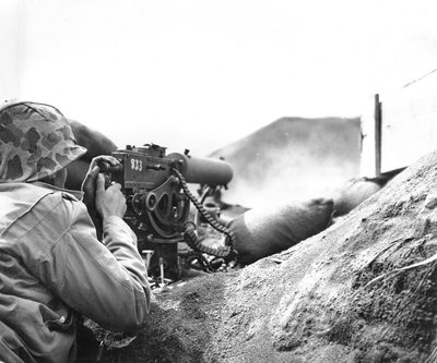 JAV jūrų pėstininkas Iwo Jima saloje su Browning M1917 kulkosvaidžiu