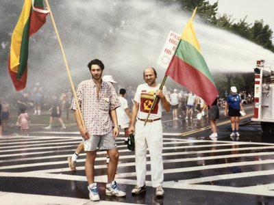 Būdamas medicinos studentu K. Kaikaris (kairėje) 1991 m. dalyvavo mitinge Vašingtone (JAV) už Lietuvos Nepriklausomybę. 
