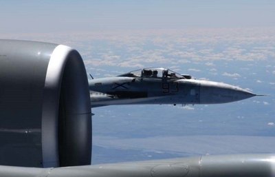 Rusijos laivyno naikintuvas Su-27 nesaugiai perima JAV žvalgybinį lėktuvą RC-135