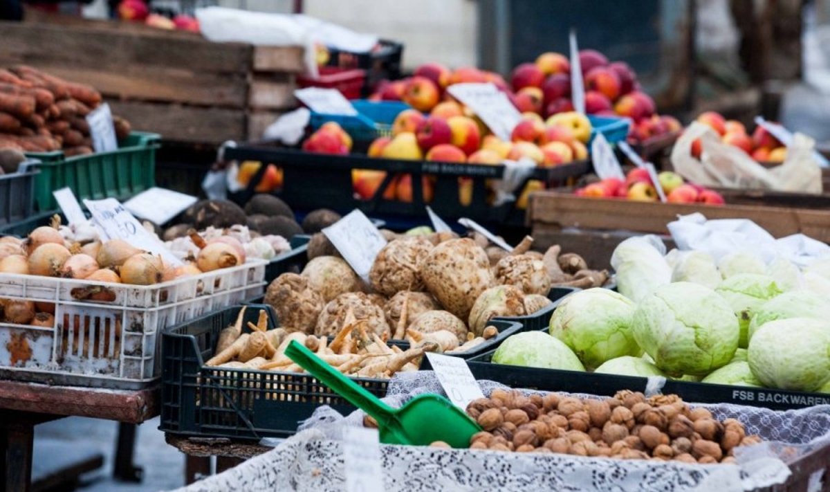 Vaisiai ir daržovės Kalvarijų turguje