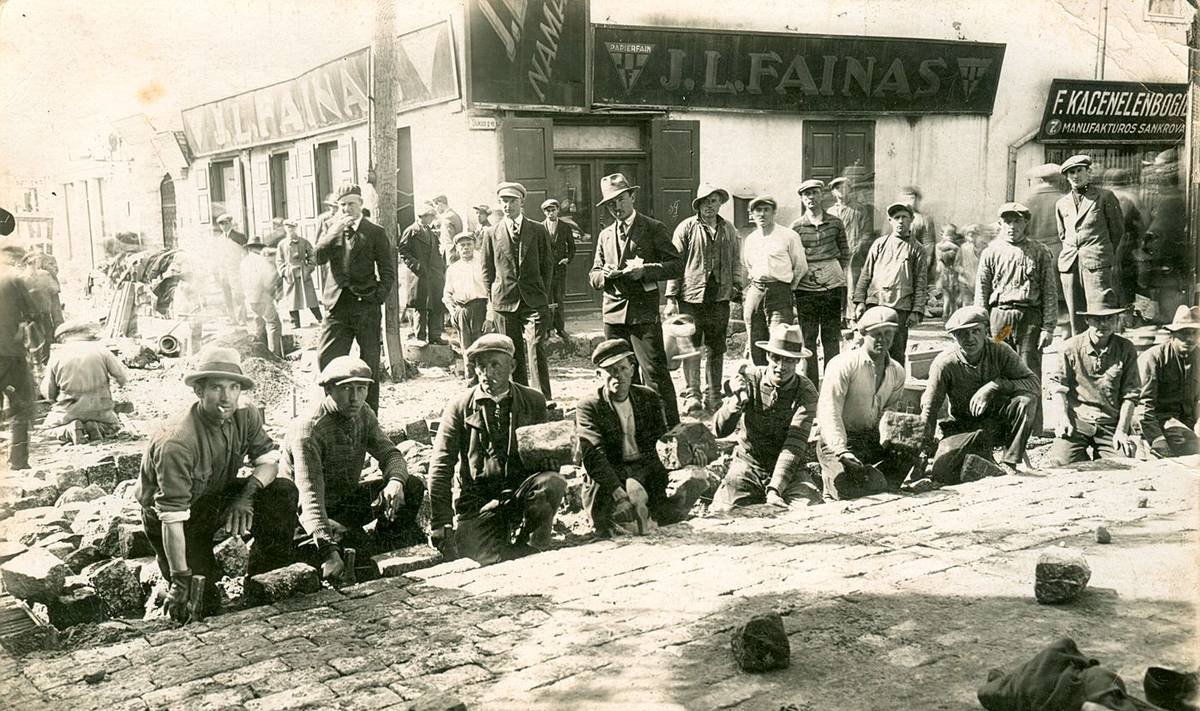 Vilniaus gatvėje vyksta grindinio klojimo darbai, Kaunas.1930 m.