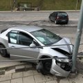 Vilniuje smūgis į šoną „Honda Civic“ automobilį nubloškė į stulpą