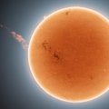 Įspūdinga: kunkuliuojanti ir nerimstanti Saulė spjovė daugiau nei 1,6 mln. kilometrų ilgio plazmos pliūpsnį
