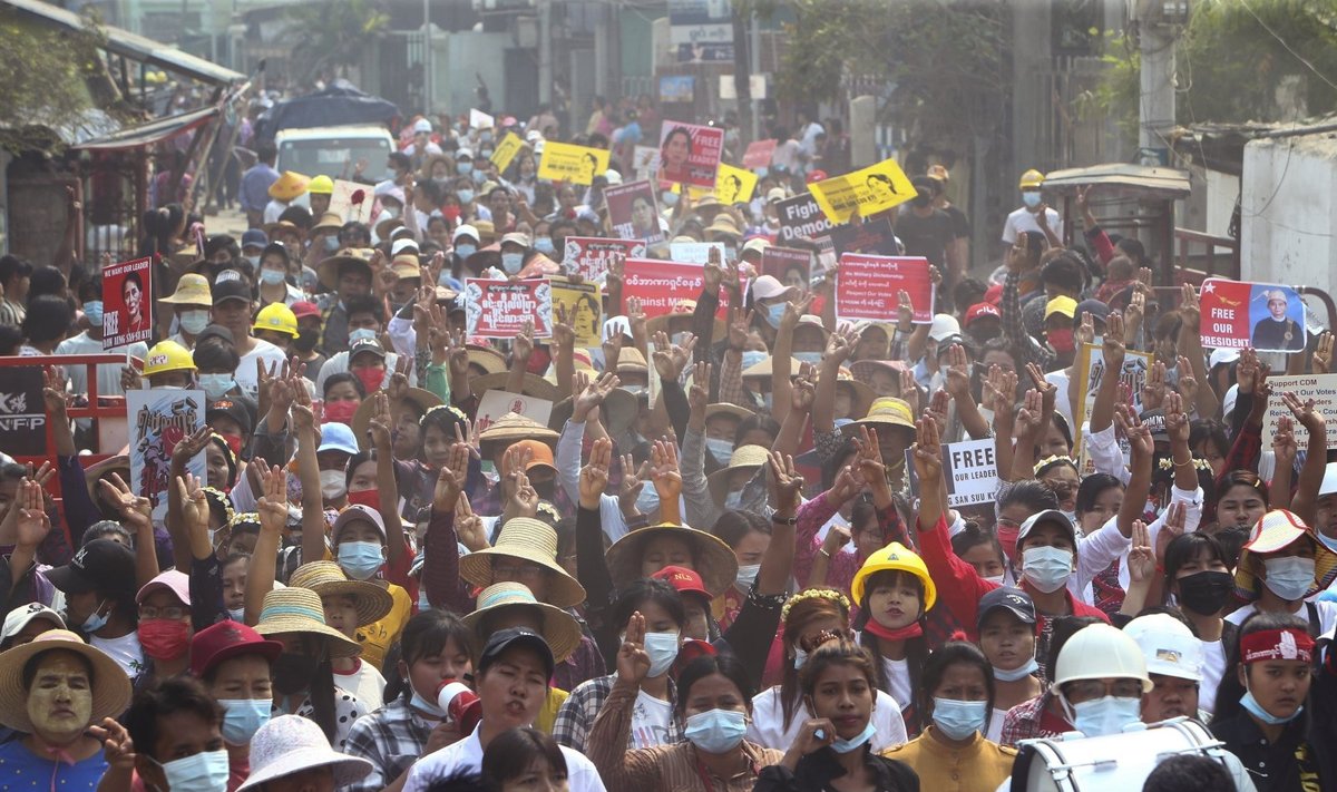 Mianmarai kovoja už demokratiją: po masinio streiko raginimo kariuomenė užėmė ligonines ir universitetus