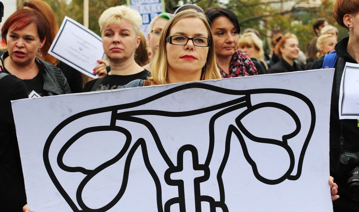 Lenkijos moterys protestuoja prieš abortus