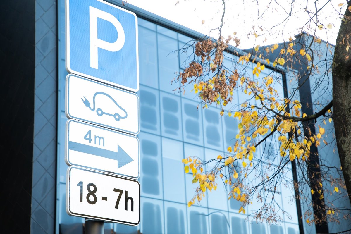 Parcheggiare un’auto elettrica senza permesso annuale è una multa: è ora di cambiare procedura?