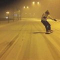 Ankaroje snieglentininkai čiuožinėja greitkelyje