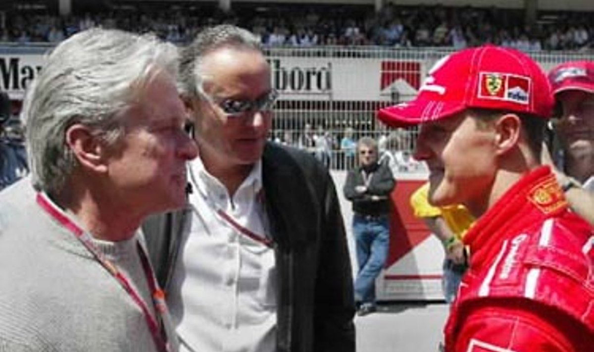 Michaelis Schumacheris (Šumacheris) kalbasi su aktoriumi Michaelu Douglasu (Maiklu Daglasu) prieš Ispanijos Grand Prix Barselonoje.