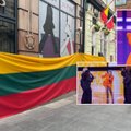 Jungtinės Karalystės lietuviai renkasi prie viešbučio, kuriame apsistojusi Monika Linkytė: nutiesta net 75 metrų vėliava