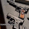 Marijampoliečio nelegalių ginklų arsenalas: policijai pateikė 4 šautuvus, 4 kulkosvaidžius, revolverį ir pistoletą