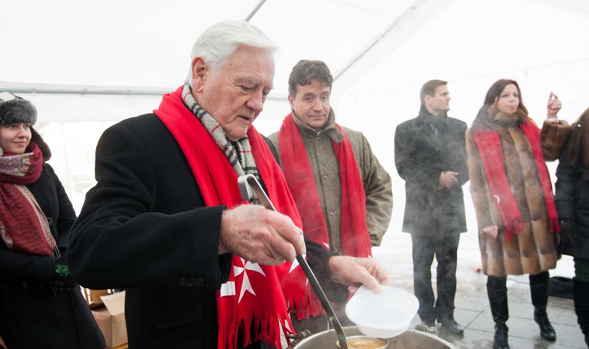 Prezidentas Valdas Adamkus dalina Maltiečių sriubą