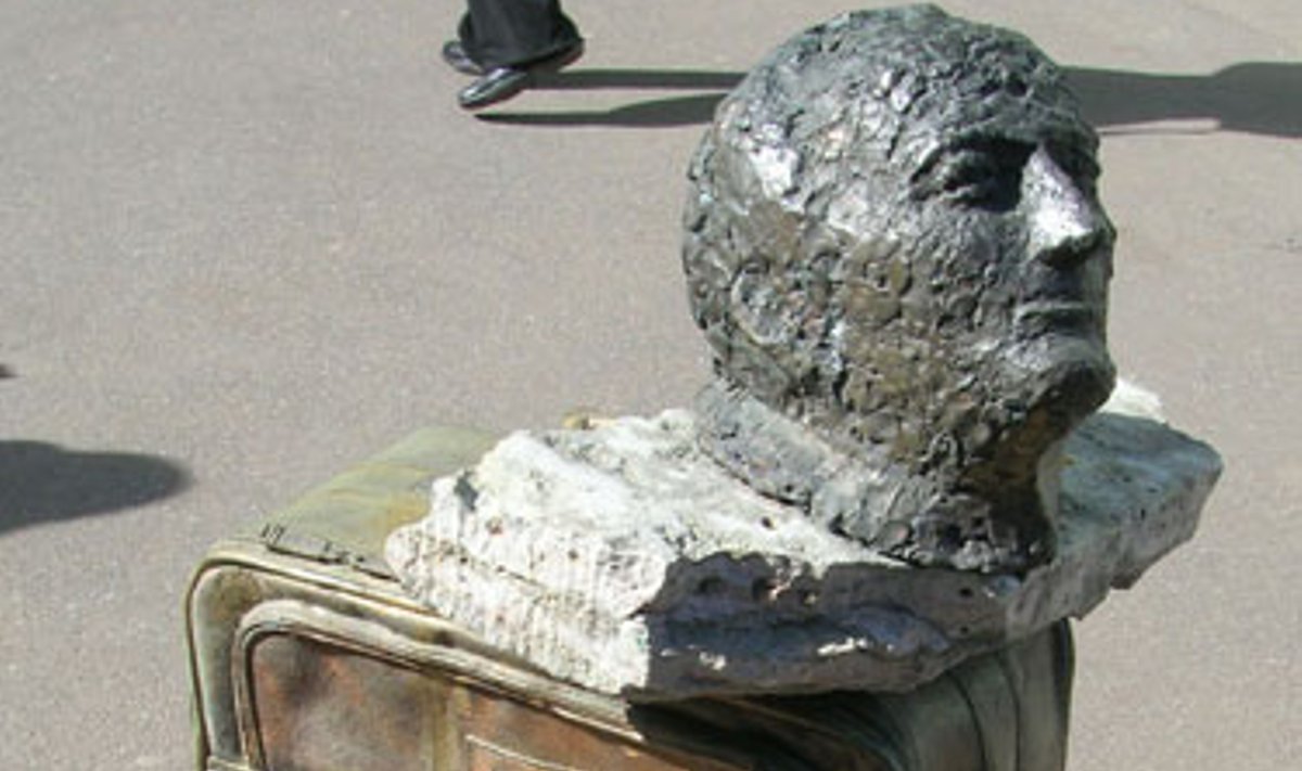 Sankt Peterburge esanti skulptūra Josifui Brodskiui. Tuometiniame Leningrade žinomo poeto galva „padėta" ant lagamino, kuris esą atrodo taip pat, kaip tas, su kuriuo kūrėjas paliko gimtinę, kai prieš tris dešimtis metų buvo ištremtas iš Sovietų Sąjungos.
