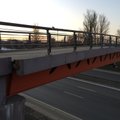 Sostinėje naujas pėsčiųjų tiltas atrodo avarinės būklės
