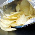 Iš Japonijos parduotuvių atšaukiama 5,3 mln. bulvių traškučių pakuočių dėl galimų šukių