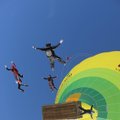 Padangių rekordas virš Pociūnų: dešimt bebaimių moterų stryktelėjo iš oro baliono