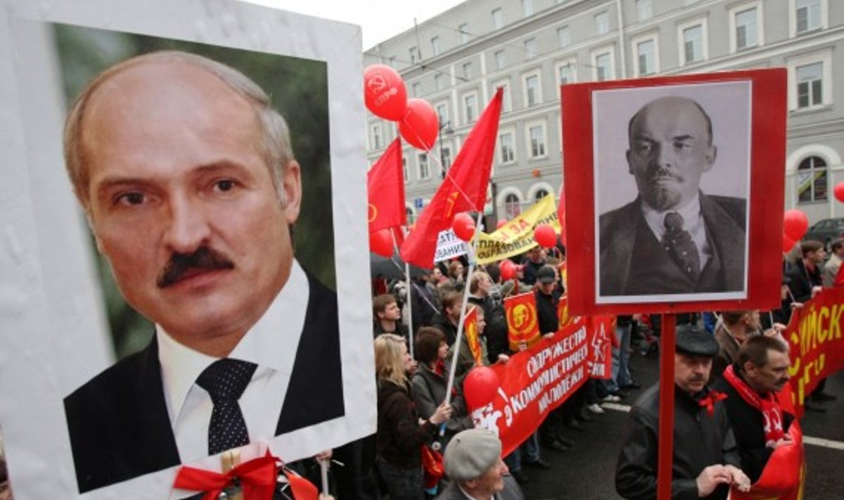 Митинг с портретами Александра Лукашенко и Владимира Ленина