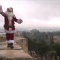 Kalėdų Senelis skleidžia šventinę nuotaiką Jeruzalėje