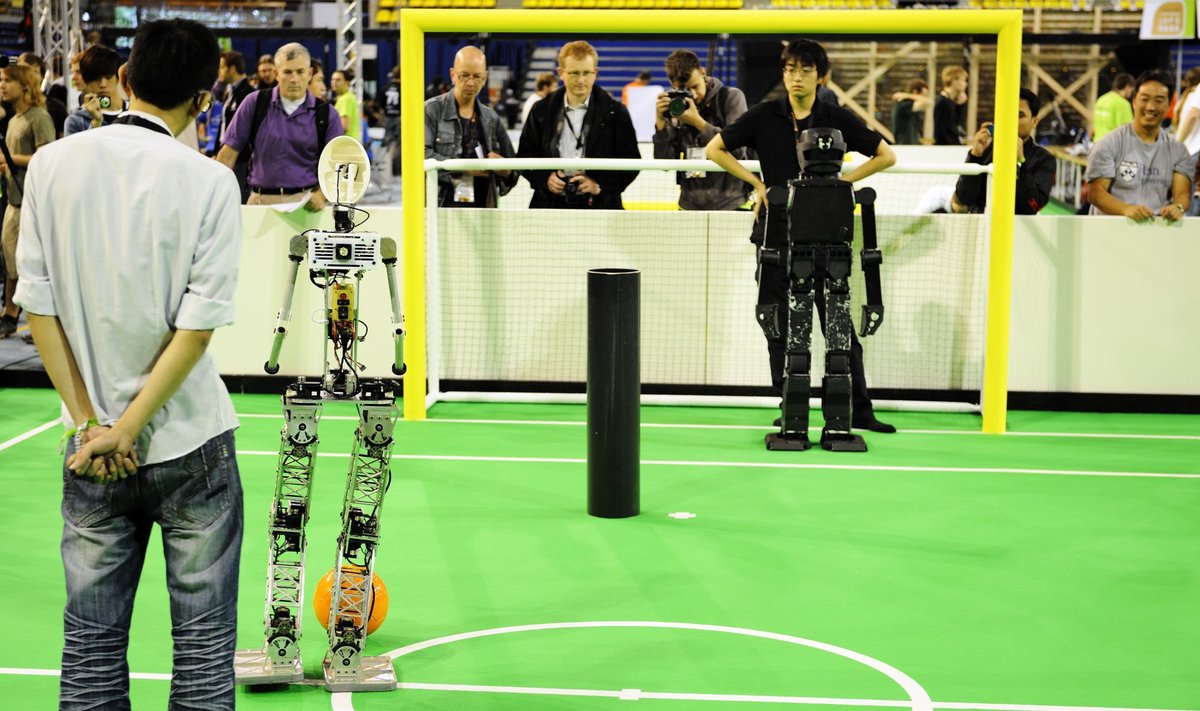 Akimirka iš žmogaus dydžio robotų finalinio mačo