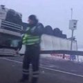 Paryčiais kelyje „VIA Baltica“ aukštyn ratais apvirto krovininis automobilis