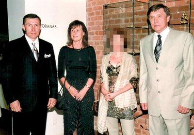 2003 m. Iškilminga puota Navalyje Sidabriniu vestuviu proga. (iš dešinės: R. Karpavičius, A. Karpavičienė, p. Henriko žmona bei R. Karpavičiaus brolis H. Karpavičius).
