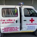 Indijoje pacientai laukdami eilės į ligoninę deguonį gauna tiesiog automobiliuose