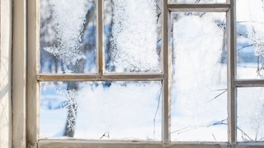 Ledo raštai ant langų yra susiję su šildymo ir elektros kainomis: patarimai, kaip išspręsti šią brangiai kainuojančią problemą