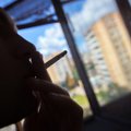 Priimtas draudimas rūkyti daugiabučių namų balkonuose