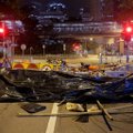 Riaušių policija lazdomis puolė Honkongo protestuotojus