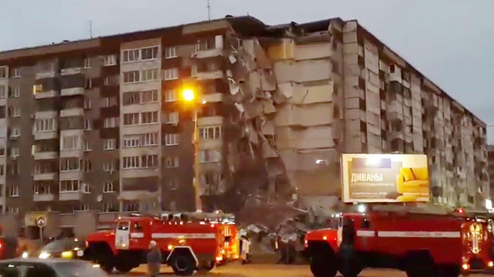 В Ижевске из-за взрыва газа частично обрушился девятиэтажный жилой дом -  Delfi RU