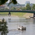 Vilniuje nuo Žaliojo tilto nušoko moteris, tai pamatę žmonės patys puolė ją gelbėti