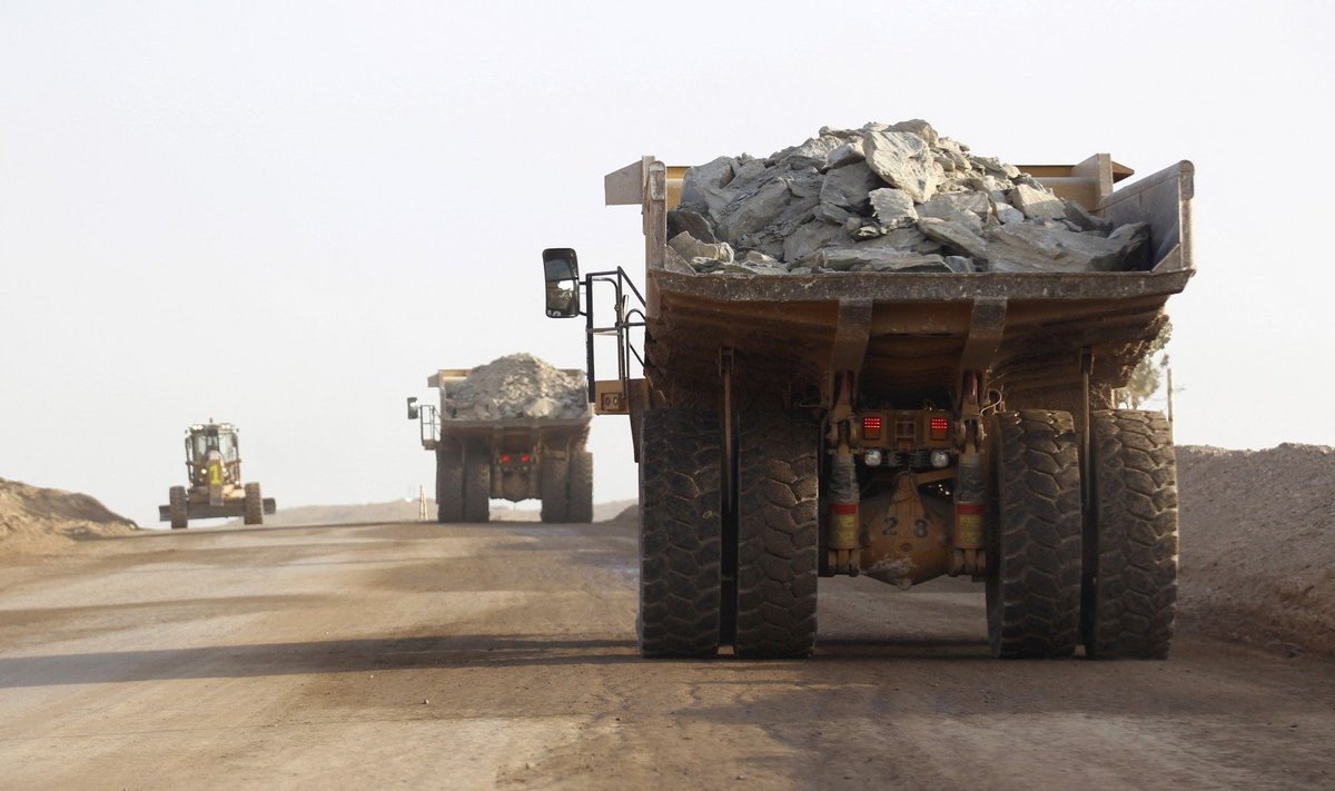Sunkvežimiai gabeną varį iš kasyklos Eritrėjoje