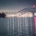 Užfiksuotas momentas, kaip Baltimorėje į tiltą atsitrenkia laivas